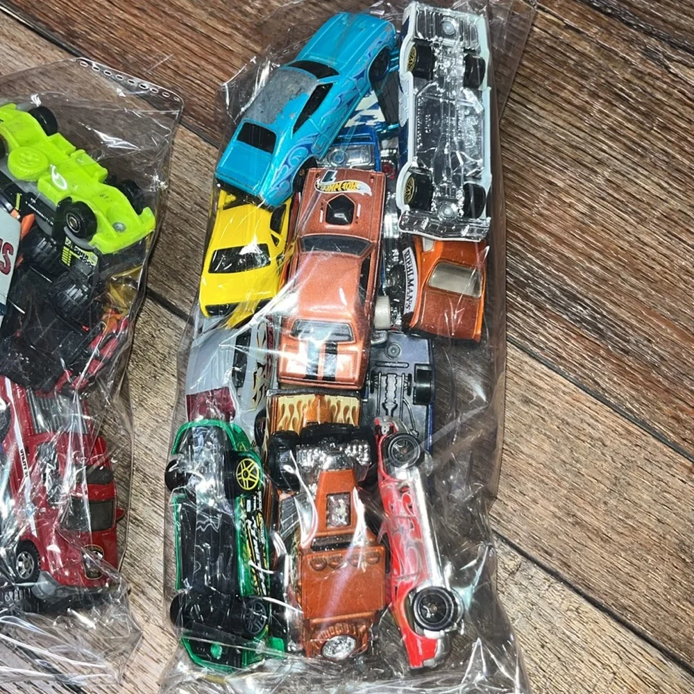 Hot wheels and assorted toy cars - Picture 6 of 7